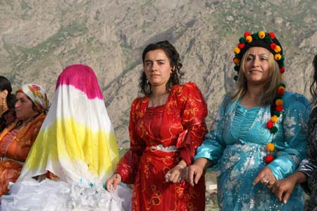 Kofi, Kürt kadınının 'baş tacı' 97