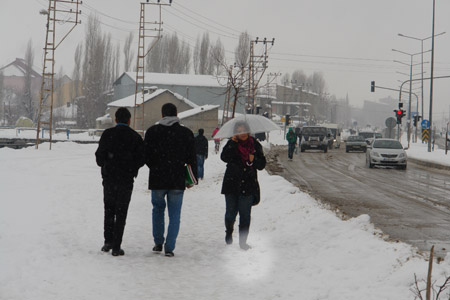 Yüksekova'da kar yağışı - 28-01-2011 10