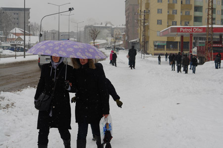 Yüksekova'da kar yağışı - 28-01-2011 11