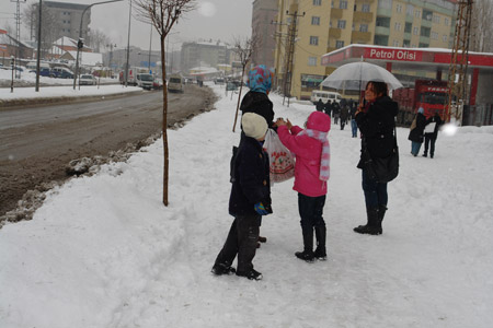 Yüksekova'da kar yağışı - 28-01-2011 12