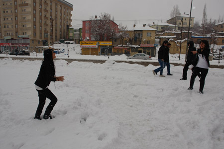 Yüksekova'da kar yağışı - 28-01-2011 13