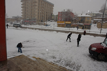 Yüksekova'da kar yağışı - 28-01-2011 14