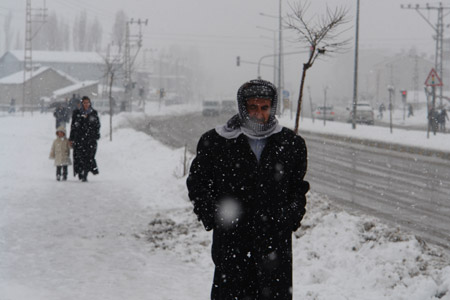 Yüksekova'da kar yağışı - 28-01-2011 16