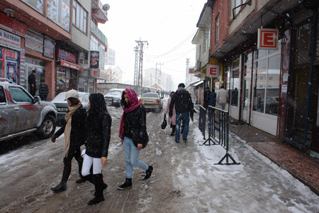Yüksekova'da kar yağışı - 28-01-2011 2