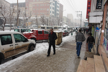 Yüksekova'da kar yağışı - 28-01-2011 31