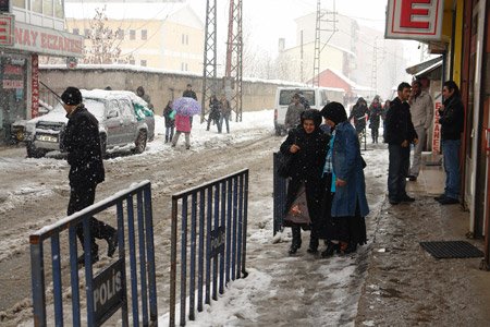Yüksekova'da kar yağışı - 28-01-2011 32