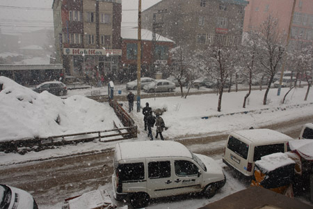 Yüksekova'da kar yağışı - 28-01-2011 33