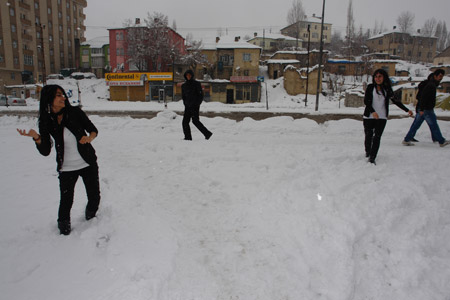 Yüksekova'da kar yağışı - 28-01-2011 35