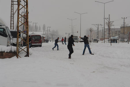 Yüksekova'da kar yağışı - 28-01-2011 37