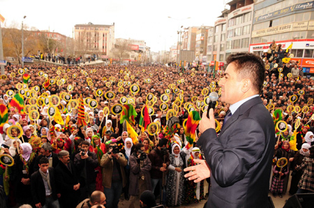 Hakkari'de 'Anadil' yürüyüşü 100