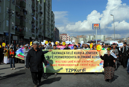 Hakkari'de 'Anadil' yürüyüşü 107