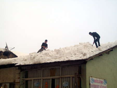 Hakkari Belediyesi'nden karla mücadele 1