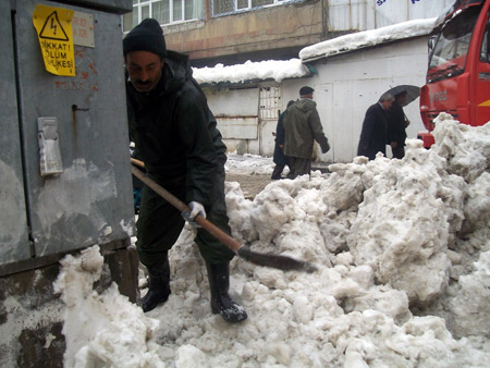 Hakkari Belediyesi'nden karla mücadele 13