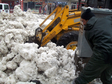 Hakkari Belediyesi'nden karla mücadele 16