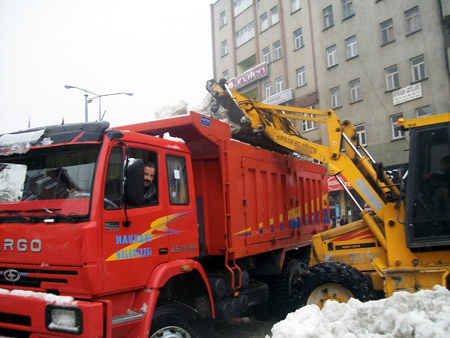 Hakkari Belediyesi'nden karla mücadele 17