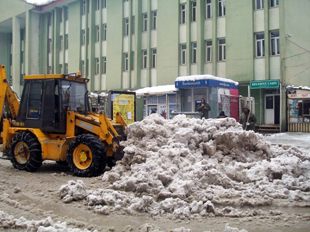Hakkari Belediyesi'nden karla mücadele 20
