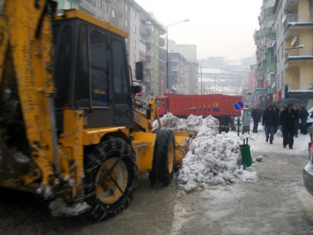 Hakkari Belediyesi'nden karla mücadele 5