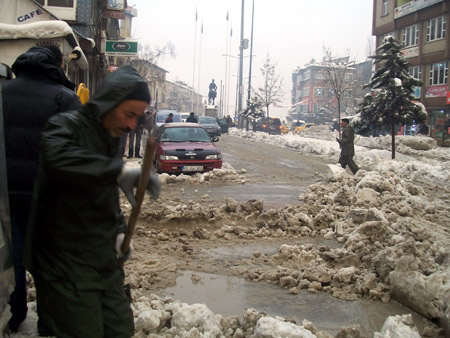 Hakkari Belediyesi'nden karla mücadele 6