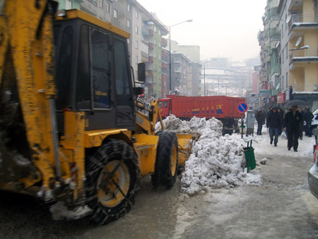 Hakkari Belediyesi'nden karla mücadele 8