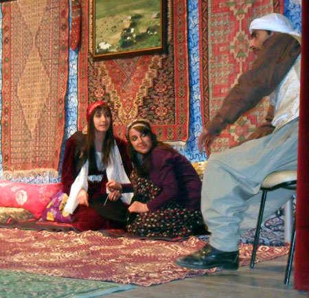Hakkari'de düzenlenen Kürtçe tiyatrodan fotoğraflar 10