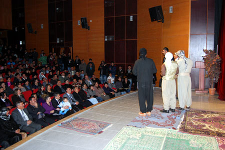 Hakkari'de düzenlenen Kürtçe tiyatrodan fotoğraflar 11