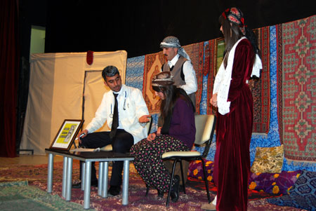 Hakkari'de düzenlenen Kürtçe tiyatrodan fotoğraflar 15