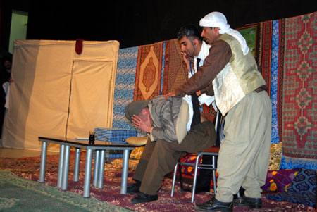 Hakkari'de düzenlenen Kürtçe tiyatrodan fotoğraflar 17