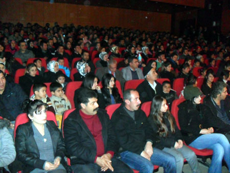 Hakkari'de düzenlenen Kürtçe tiyatrodan fotoğraflar 18