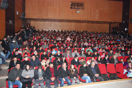 Hakkari'de düzenlenen Kürtçe tiyatrodan fotoğraflar 2