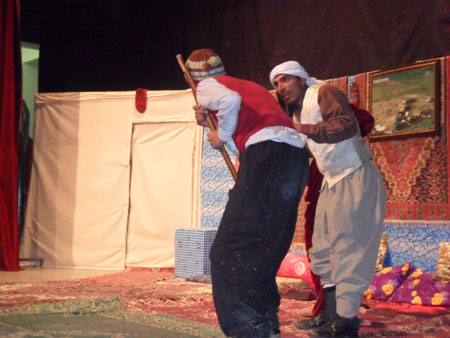 Hakkari'de düzenlenen Kürtçe tiyatrodan fotoğraflar 22