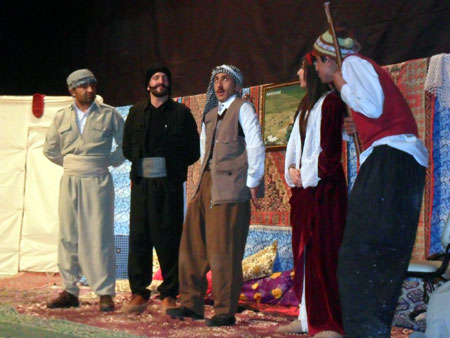 Hakkari'de düzenlenen Kürtçe tiyatrodan fotoğraflar 23