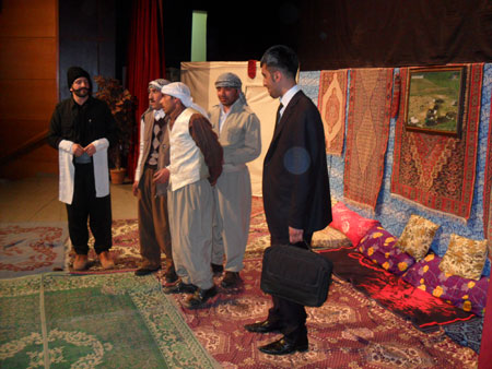 Hakkari'de düzenlenen Kürtçe tiyatrodan fotoğraflar 25