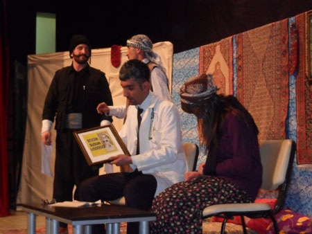 Hakkari'de düzenlenen Kürtçe tiyatrodan fotoğraflar 30