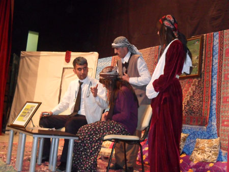 Hakkari'de düzenlenen Kürtçe tiyatrodan fotoğraflar 31