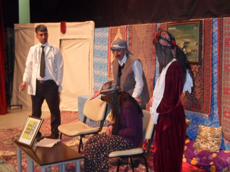 Hakkari'de düzenlenen Kürtçe tiyatrodan fotoğraflar 32
