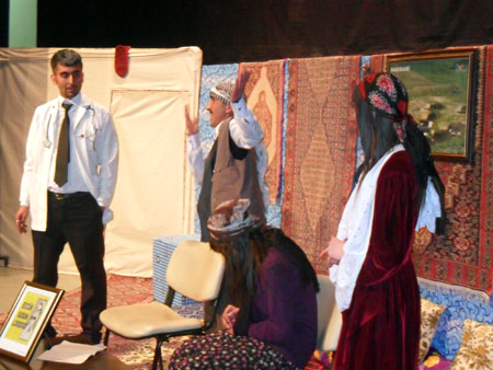 Hakkari'de düzenlenen Kürtçe tiyatrodan fotoğraflar 33