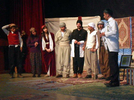 Hakkari'de düzenlenen Kürtçe tiyatrodan fotoğraflar 35