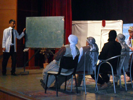 Hakkari'de düzenlenen Kürtçe tiyatrodan fotoğraflar 36