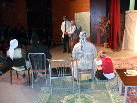 Hakkari'de düzenlenen Kürtçe tiyatrodan fotoğraflar 37