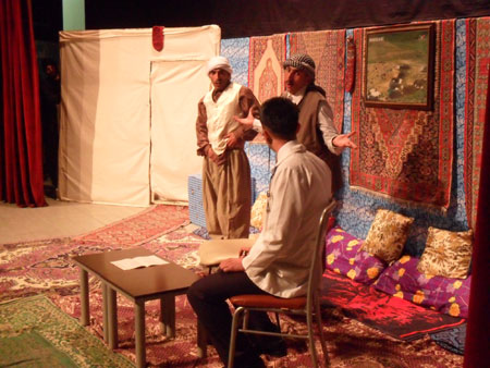 Hakkari'de düzenlenen Kürtçe tiyatrodan fotoğraflar 39