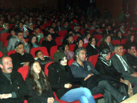 Hakkari'de düzenlenen Kürtçe tiyatrodan fotoğraflar 41