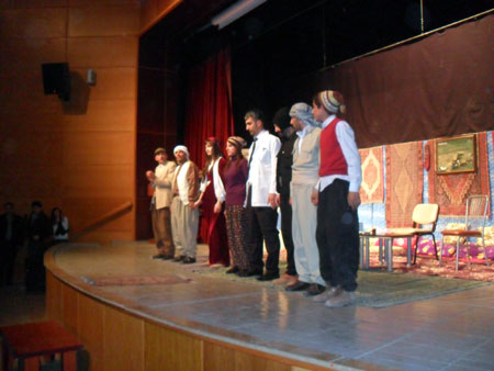 Hakkari'de düzenlenen Kürtçe tiyatrodan fotoğraflar 44