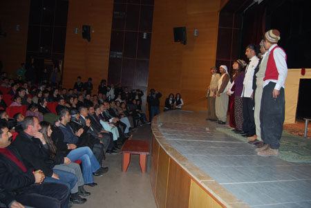 Hakkari'de düzenlenen Kürtçe tiyatrodan fotoğraflar 47