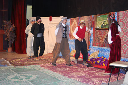 Hakkari'de düzenlenen Kürtçe tiyatrodan fotoğraflar 9