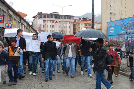 Hakkari'de 'şifre' protestosu 2