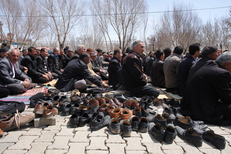 Gever'de 'Sivil Cuma namazı' 20