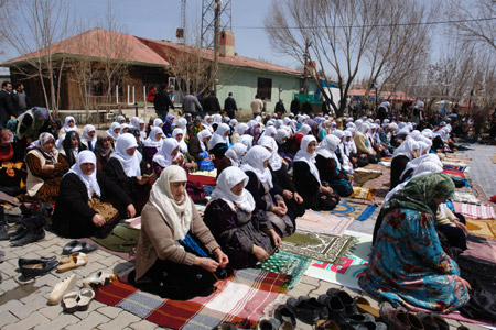 Gever'de 'Sivil Cuma namazı' 26