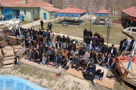 Gever'de 'Sivil Cuma namazı' 35