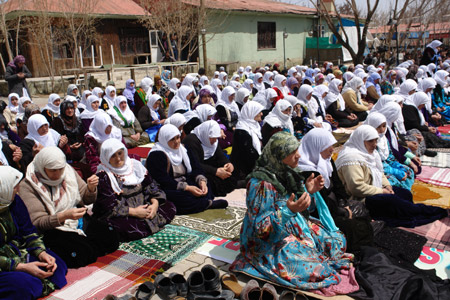 Gever'de 'Sivil Cuma namazı' 40