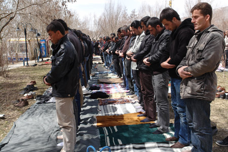 Gever'de 'Sivil Cuma namazı' 54